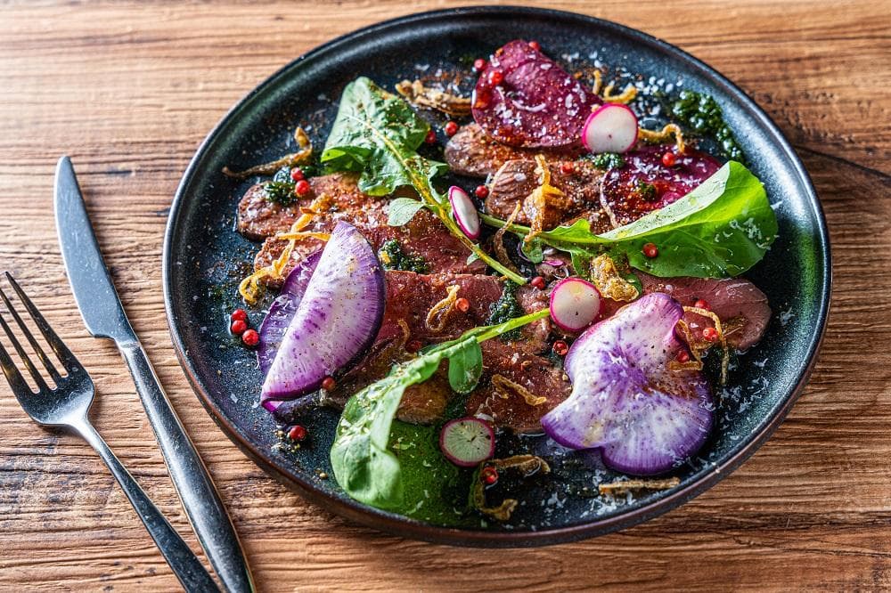 肉や野菜の豪快に炭火で焼くアメリカ料理をベースにした、九州素材の旨味を丸ごと味わえるダイニング 『オン ア ターブル』 のランチペアチケット