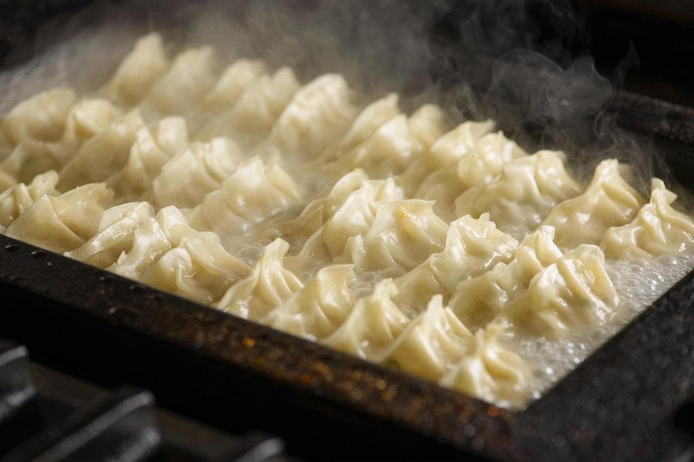 【200個!!】【福岡ブランド】博多黒豚一口生餃子 8パック小分 福岡県産ラー麦皮使用 創業40年以上福岡会社製造 【1週間以内に発送!】